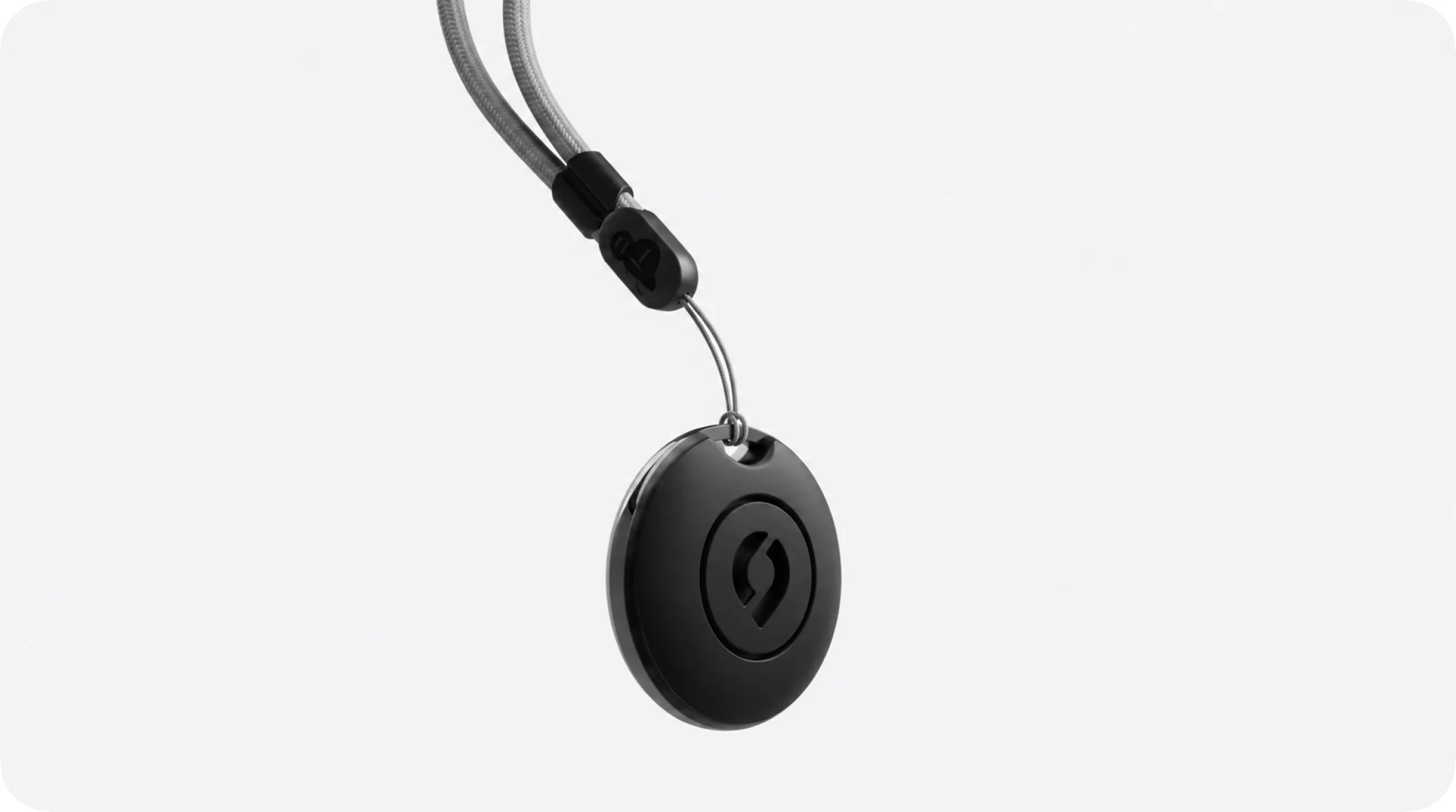 SafeNow Button am Lanyard getragen