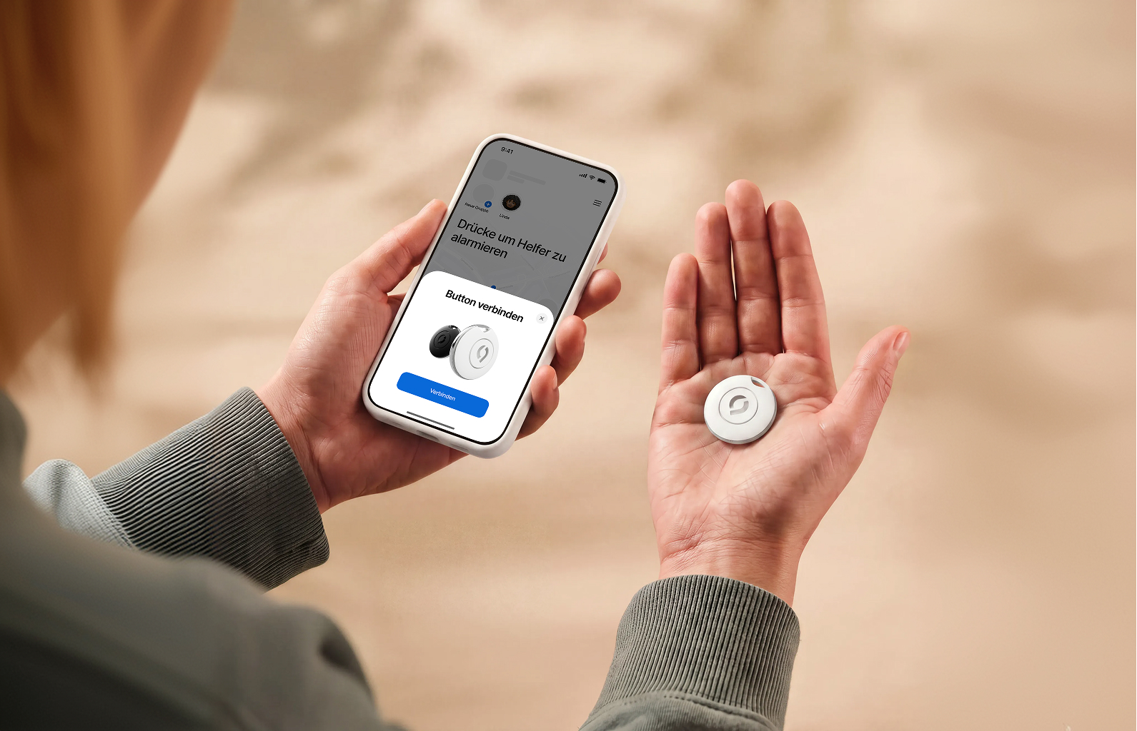 SafeNow Button unterwegs in der Hand