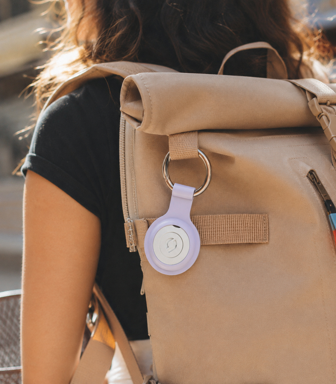 SafeNow Button als unauffälliger Begleiter am Rucksack